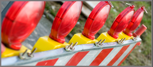 Traffic control barricades with warning lights